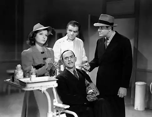 Marjorie Reynolds, Boris Karloff (sentado), Raymond Hatton e Grant Withers em Doomed to Die, última vez que Karloff encarnou o detetive Mr. Wong.