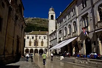 Rua e Palácio  Sponza, com a Torre do Relógio ao fundo