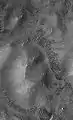 Dunas de areia se formam muitas vezes em áreas baixs ao redor de montículos tal como mostrado na foto. Imagem obtida pela Mars Global Surveyor.