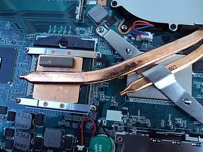 Dissipadores de calor de CPU e GPU de um laptop e tubos de calor de cobre transferindo calor para um exaustor expelindo ar quente
