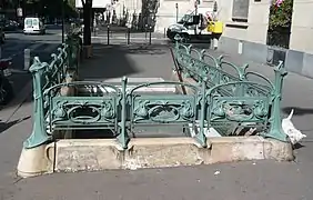 A edícula Guimard do segundo acesso da estação.