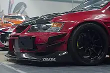 Visão lateral da grade frontal de uma Evo IX com Body kit Voltex.