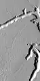 Canais dendríticos em uma mesa de Echus Chasma.  A imagem cobre uma área de 20 m.  Imagem obtida pela THEMIS.