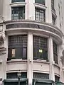 A fachada da esquina expõe o nome do edifício "Casa das Arcadas"