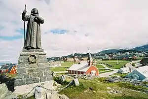 A estátua de Hans Egede com a igreja ao fundo