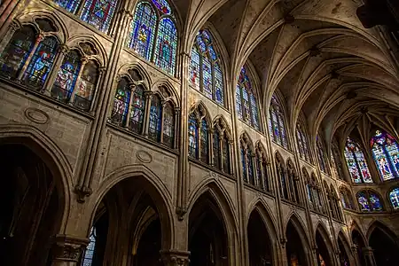 Janelas superiores da nave e do coro