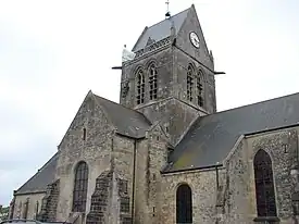 Igreja de Sainte-Mère-Église, com manequim alusivo a John Steele na torre.