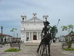 Parque central e igreja de Suchitoto