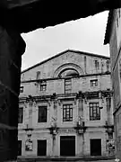 Fachada a preto e branco