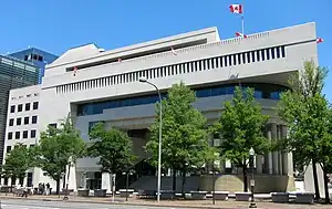 O prédio da embaixada canadense combina elementos arquitetônicos modernistas e neoclássicos.