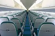 Interior de um Embraer 190, aeronave na configuração 2-2.