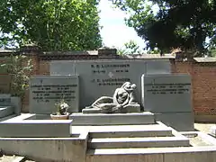 Panteón Luchsinger, obra do escultor Emiliano Barral (1935).