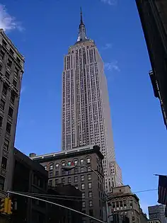 O Empire State Building, por 40 anos o maior arranha-céu do mundo, e, sem dúvidas, uma das maiores manifestações deste estilo.