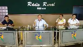 Empresário João Rafael sendo entrevistado por radialistas da emissora