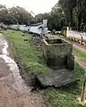 Curso de água pluvial na Estrada da Pedreira, em frente à AFCEEE.
