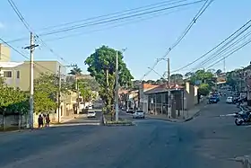 Entrada do bairro Limoeiro. À esquerda a Avenida Pinheiro, que é o principal acesso e onde também se concentra o comércio.