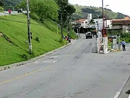 Estrada do Marinas, principal acesso ao bairro.