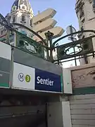 Uma edícula Guimard da estação (rue des Petits Carreaux).