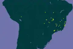 Mapa com pontos amarelos representando a distribuição confirmada de E. candolleana no Brasil.