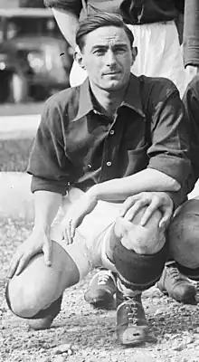 A imagem apresenta o futebolista Ernest Libérati