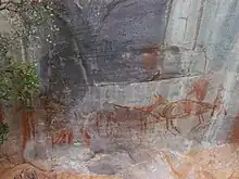 Animais pintados sobre pedra.