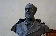 Busto do reitor Jorge Huneeus Zegers na Facultade.