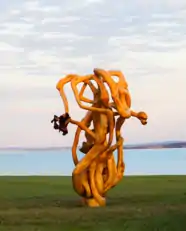 Escultura de madeira de floresta de manejo