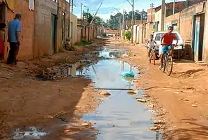 Rua sem esgoto: um exemplo de carência de infraestrutura na Cidade Estrutural, bairro carente de Brasília, Brasil.