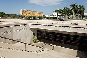 Espaço Lúcio Costa, enterrado na Praça.