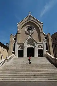 Escadaria e a fachada