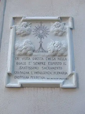 Indulgência declarada na fachada.