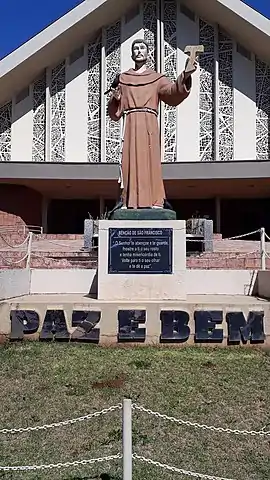 São Francisco de Assis, em frente a paróquia de mesmo nome.