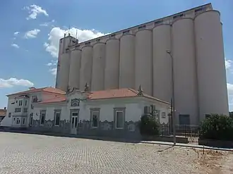 Antiga estação de Fronteira em 2020, vendo-se ao fundo os silos da EPAC.