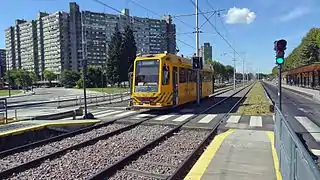 Uma estação da Metrpbus Sur perto de um eléctrico do PreMetro de Buenos Aires.