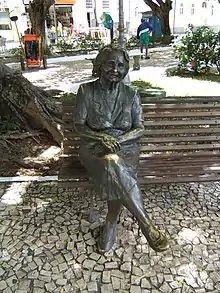 Praça dos Leões, com destaque para a estátua da escritora Rachel de Queiroz