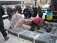 Restos da estátua de Lenin no dia seguinte ao seu derrube por manifestantes Euromaidan