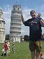 Perspectiva forçada: o homem parece estar apoiando a Torre Inclinada de Pisa ao fundo.