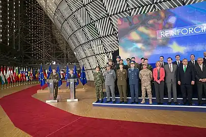 Vista interna do grande átrio de entrada mostrando a estrutura em forma de "lanterna"