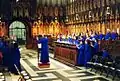 Coro anglicano na Catedral de Iorque usando batinas de cor azul.