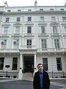 Jornalista Paweł Rogaliński em frente ao Polish Hearth Club, em Exhibition Road