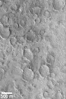 Um grupo de crateras parcialmente exposto. Região do Quadrângulo de Cebrenia. Imagem fotografada pela Mars Global Surveyor.