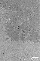 Fluxos de lava que já foram cobertos, e agora estão sendo expostos. Imagem fotografada pela Mars Global Surveyor.