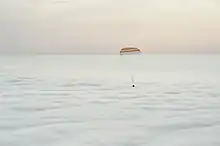 A cápsula desce sobre um tapete de nuvens para o pouso no Casaquistão.