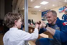 David Saint-Jacques despede-se do filho através do vidro da sala de quarentena antes do lançamento.