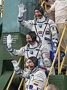 A tripulação se despede na torre de lançamento.