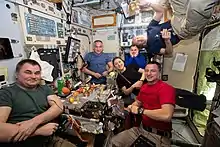 Jantar da tripulação no módulo Zvezda.