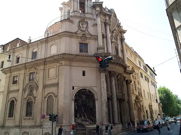 Vista da igreja encaixada no complexo do mosteiro, perto da Quattro Fontane.