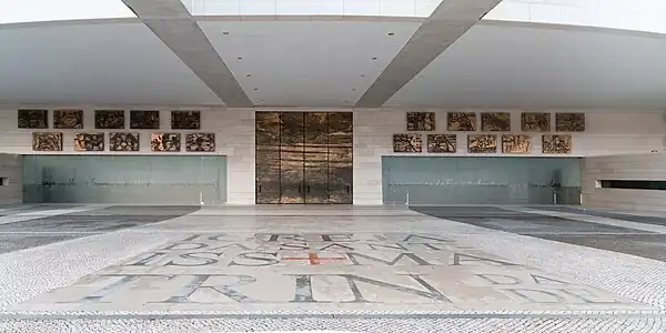 Entrada da Basílica da Santíssima Trindade