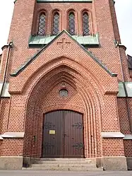 A porta principal da igreja