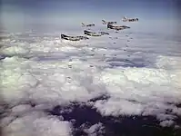 Aviões americanos bombardeando áreas no Vietnã do Norte durante a operação.